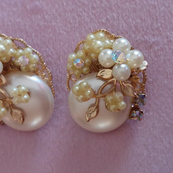 Unsigned Miriam Haskell Vintage Faux Pearl AB Goldtone Floral Earrings - Picture 12 of 14